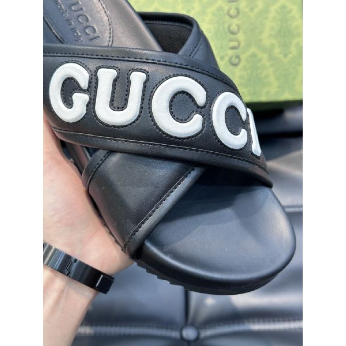 アシンメトリー文字 足当たりなめらか 安定フォルム GUCCI グッチ コピー サンダル 即戦力モデル コーデ映え モードカジュアル