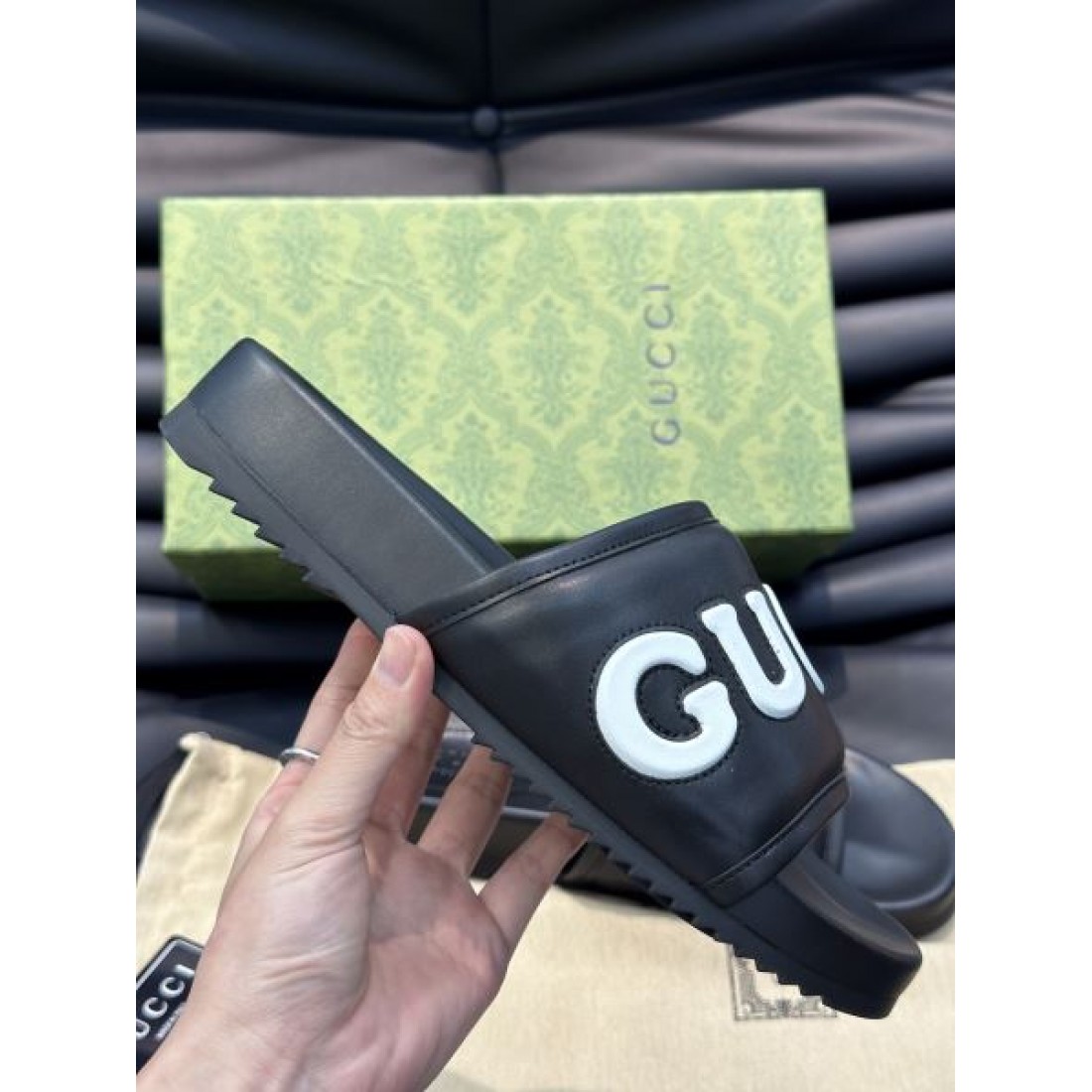 ビッグレタリング ワイドアッパー 弾力フットベッド GUCCI グッチ コピー シャワーサンダル 限定感プラス 人気沸騰
