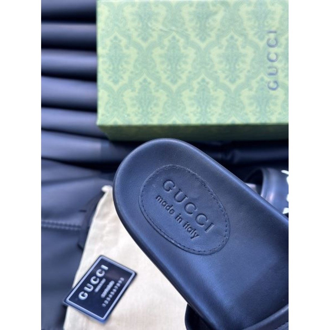 ビッグレタリング ワイドアッパー 弾力フットベッド GUCCI グッチ コピー シャワーサンダル 限定感プラス 人気沸騰