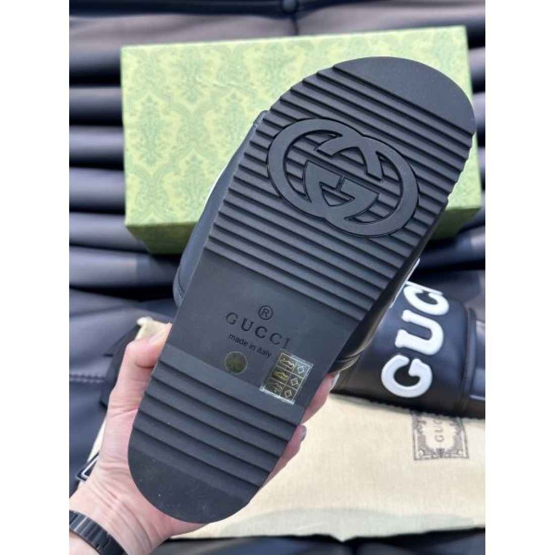 ビッグレタリング ワイドアッパー 弾力フットベッド GUCCI グッチ コピー シャワーサンダル 限定感プラス 人気沸騰