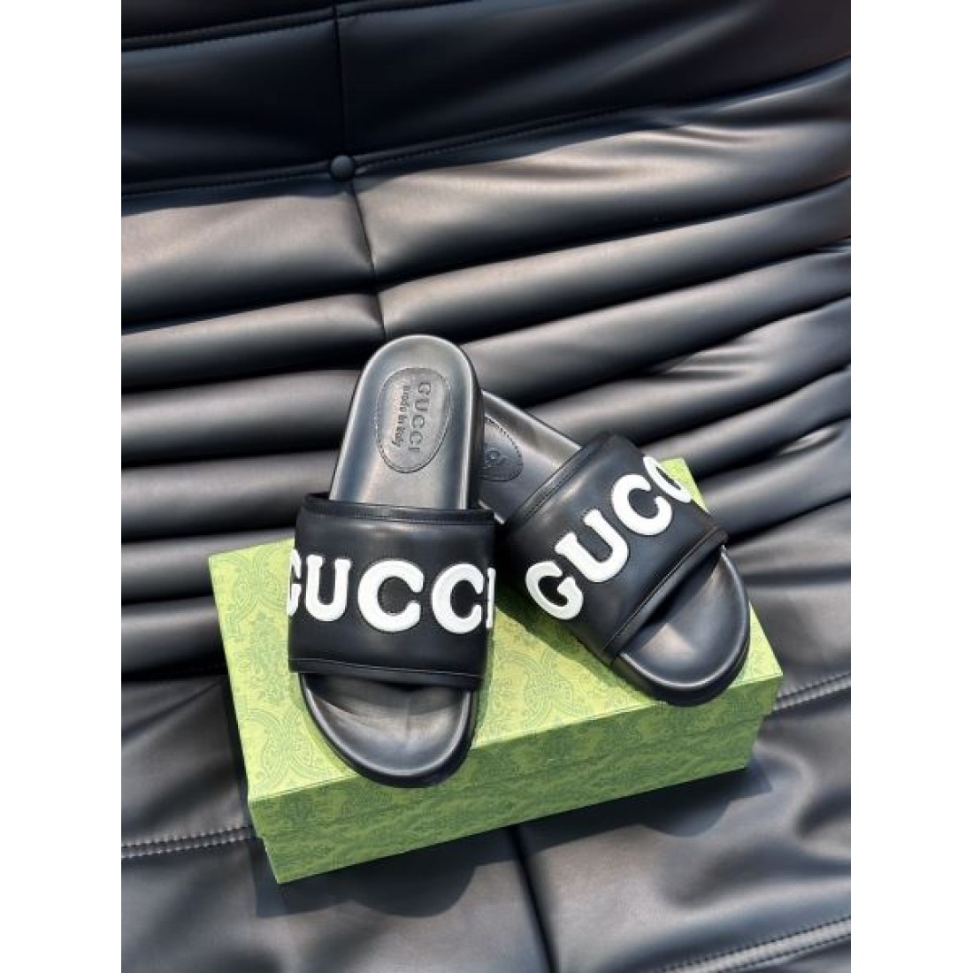 ビッグレタリング ワイドアッパー 弾力フットベッド GUCCI グッチ コピー シャワーサンダル 限定感プラス 人気沸騰