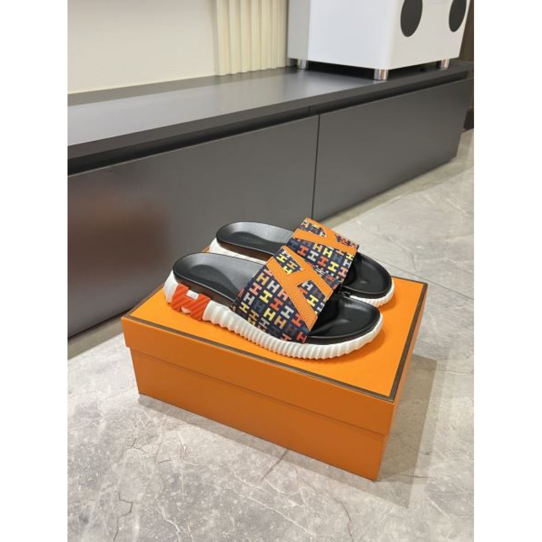 鮮やか配色 Hパターン ホワイトソール HERMÈS エルメス コピー サンダル コーデ映え 限定感アップ