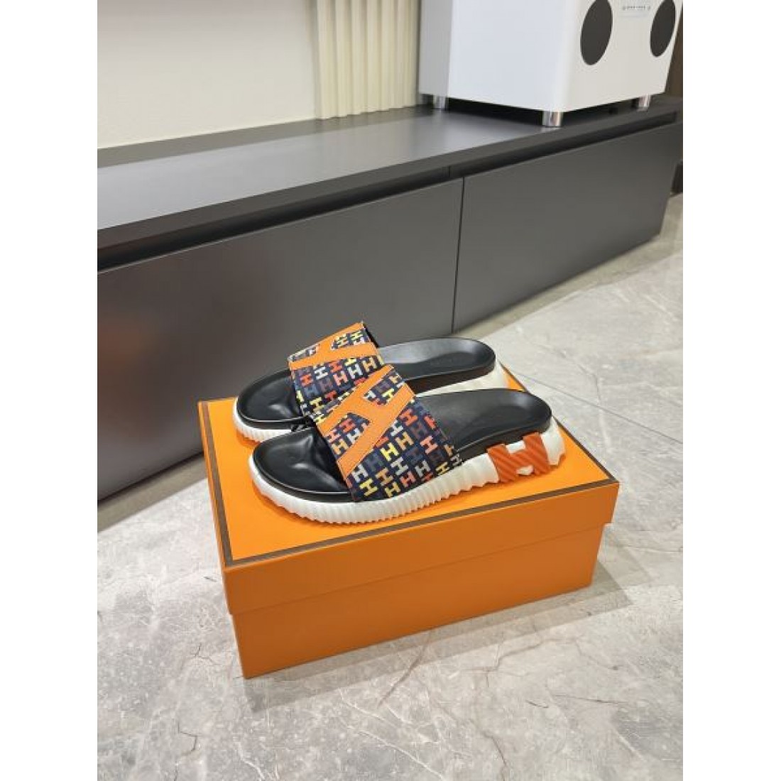 鮮やか配色 Hパターン ホワイトソール HERMÈS エルメス コピー サンダル コーデ映え 限定感アップ