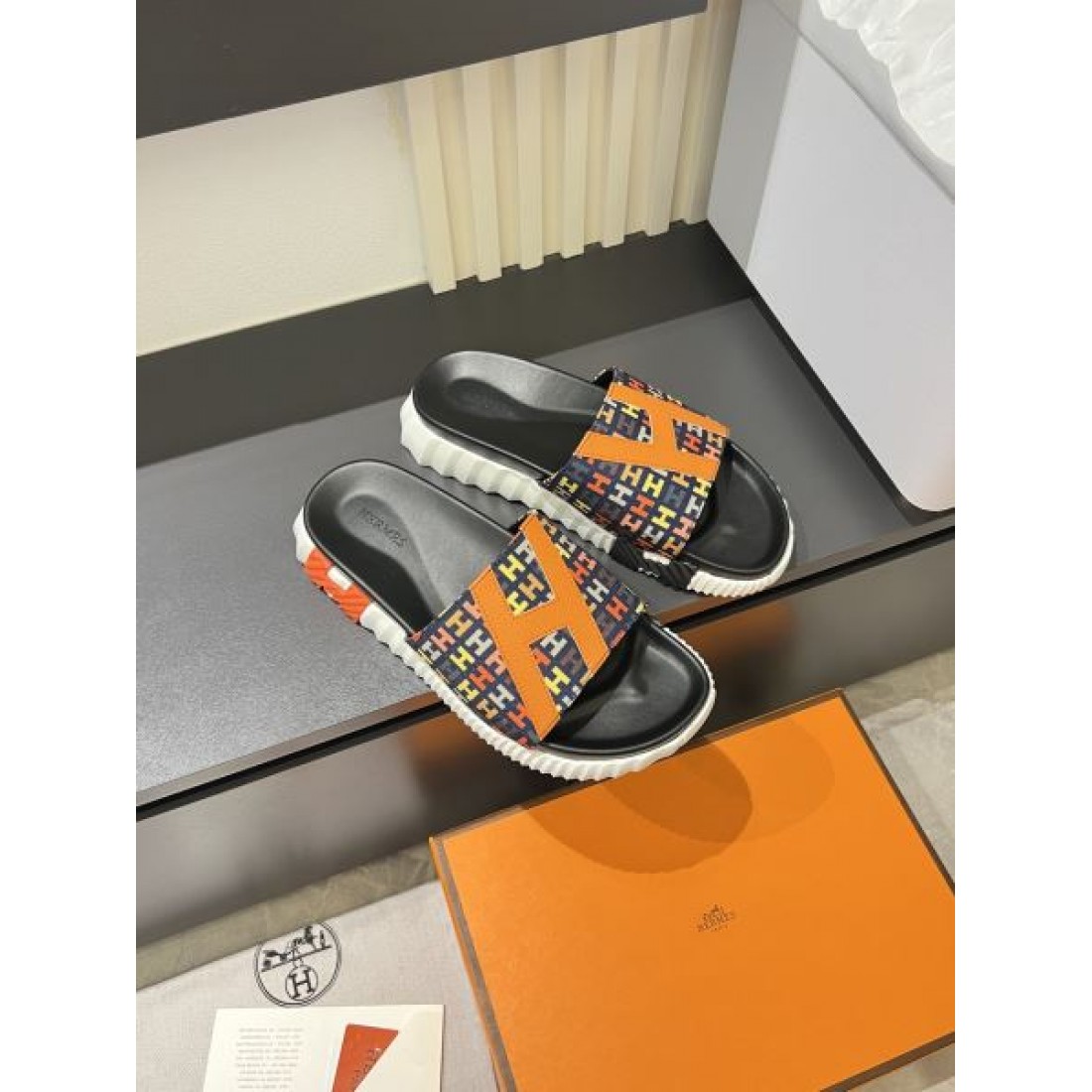 鮮やか配色 Hパターン ホワイトソール HERMÈS エルメス コピー サンダル コーデ映え 限定感アップ