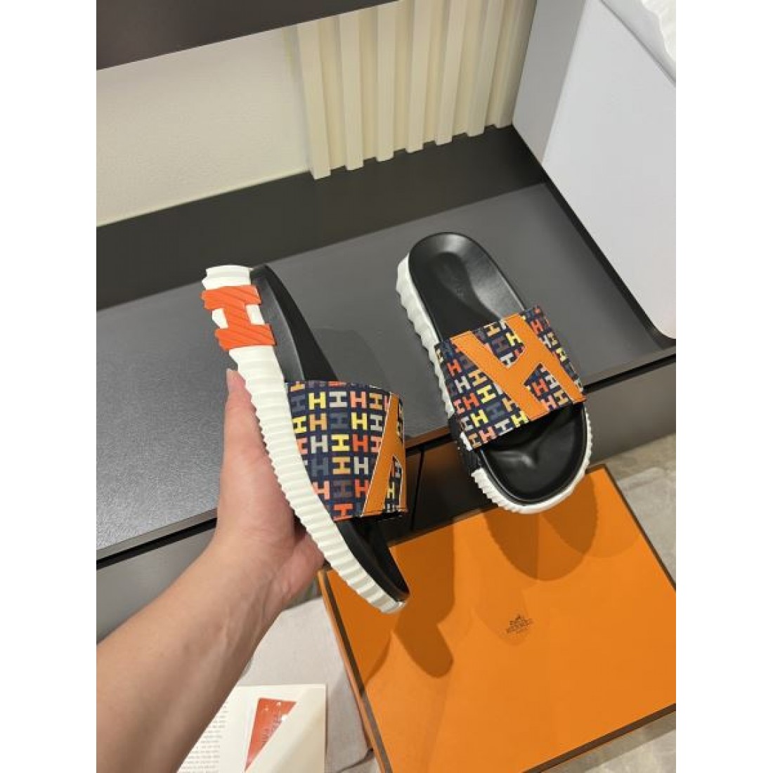 鮮やか配色 Hパターン ホワイトソール HERMÈS エルメス コピー サンダル コーデ映え 限定感アップ