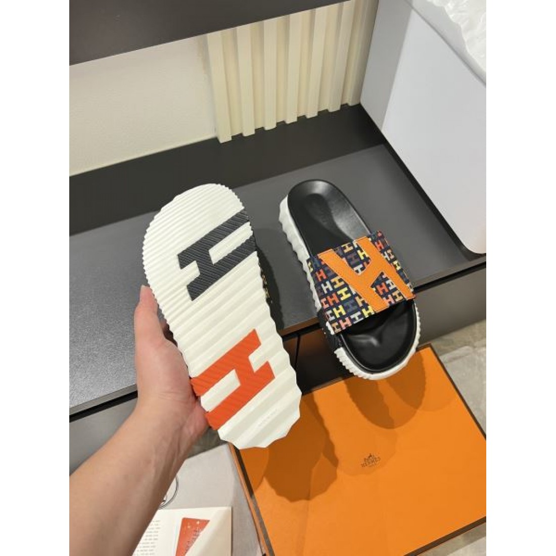 鮮やか配色 Hパターン ホワイトソール HERMÈS エルメス コピー サンダル コーデ映え 限定感アップ