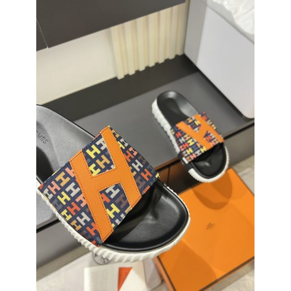 鮮やか配色 Hパターン ホワイトソール HERMÈS エルメス コピー サンダル コーデ映え 限定感アップ
