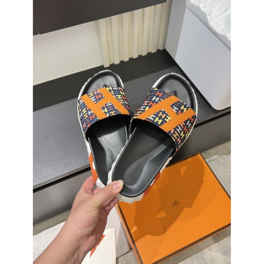 鮮やか配色 Hパターン ホワイトソール HERMÈS エルメス コピー サンダル コーデ映え 限定感アップ