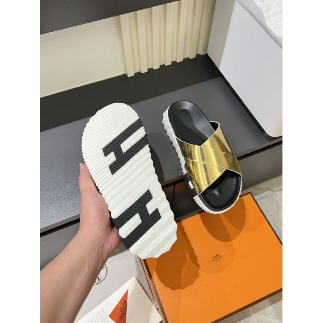 シャイニー配色 グリップアウトソール クッション設計 HERMÈS エルメス コピー リゾートサンダル 足元映え