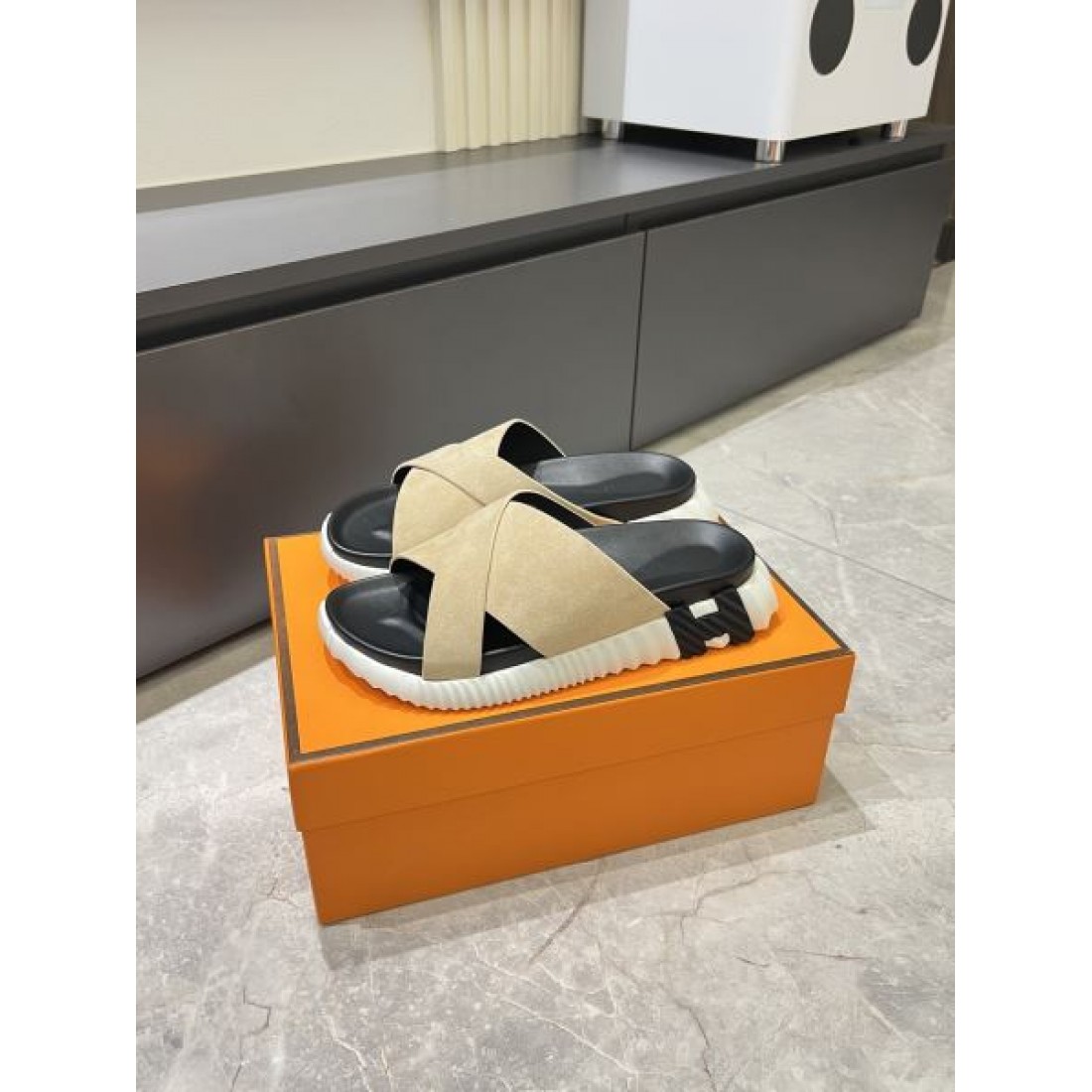 幅広アッパー コントラストソール リゾート映え HERMÈS エルメス コピー フラットサンダル 人気セレクト