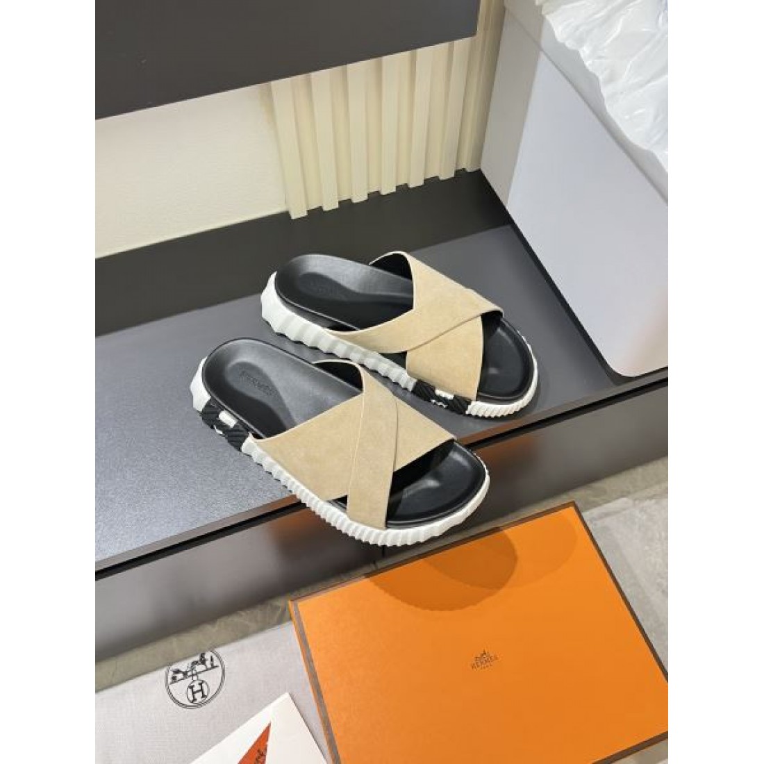 幅広アッパー コントラストソール リゾート映え HERMÈS エルメス コピー フラットサンダル 人気セレクト