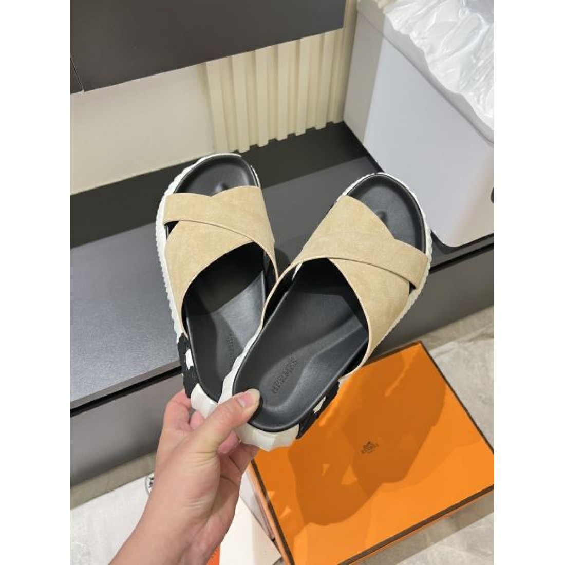 幅広アッパー コントラストソール リゾート映え HERMÈS エルメス コピー フラットサンダル 人気セレクト