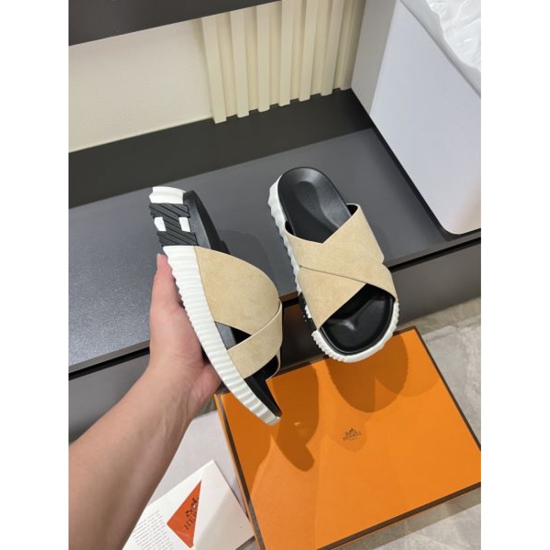 幅広アッパー コントラストソール リゾート映え HERMÈS エルメス コピー フラットサンダル 人気セレクト