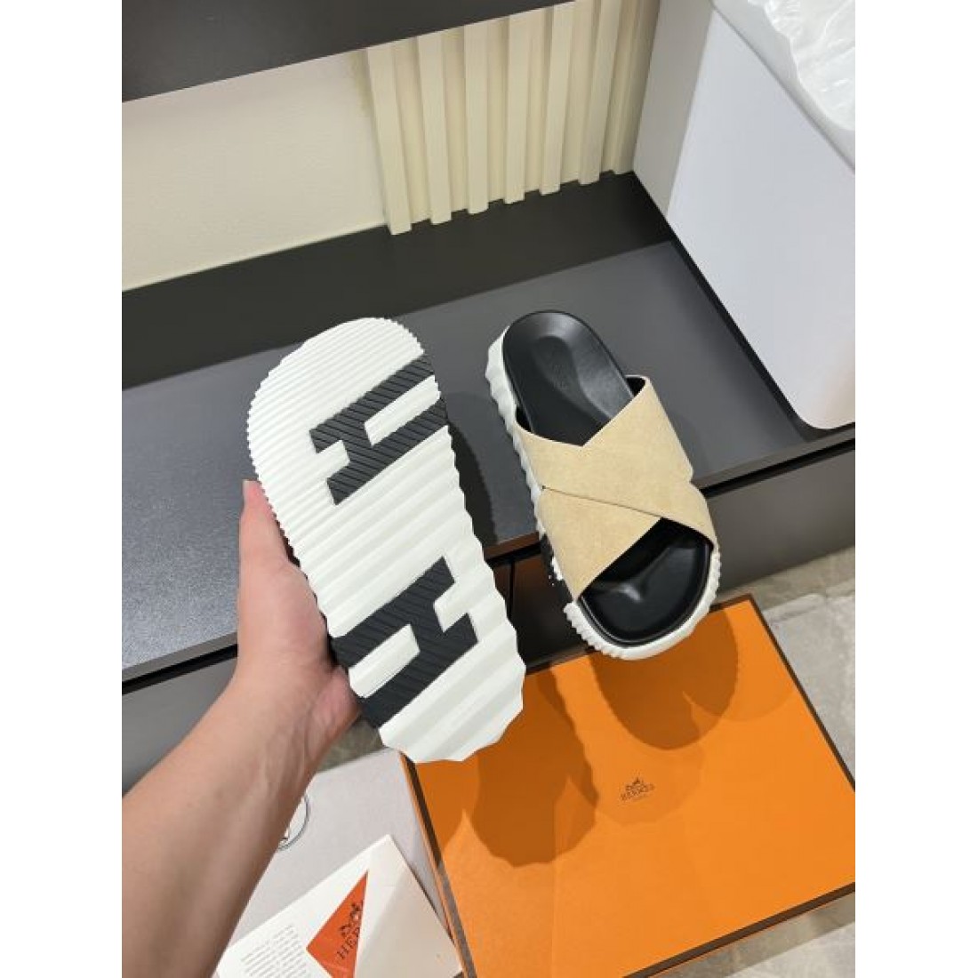 幅広アッパー コントラストソール リゾート映え HERMÈS エルメス コピー フラットサンダル 人気セレクト