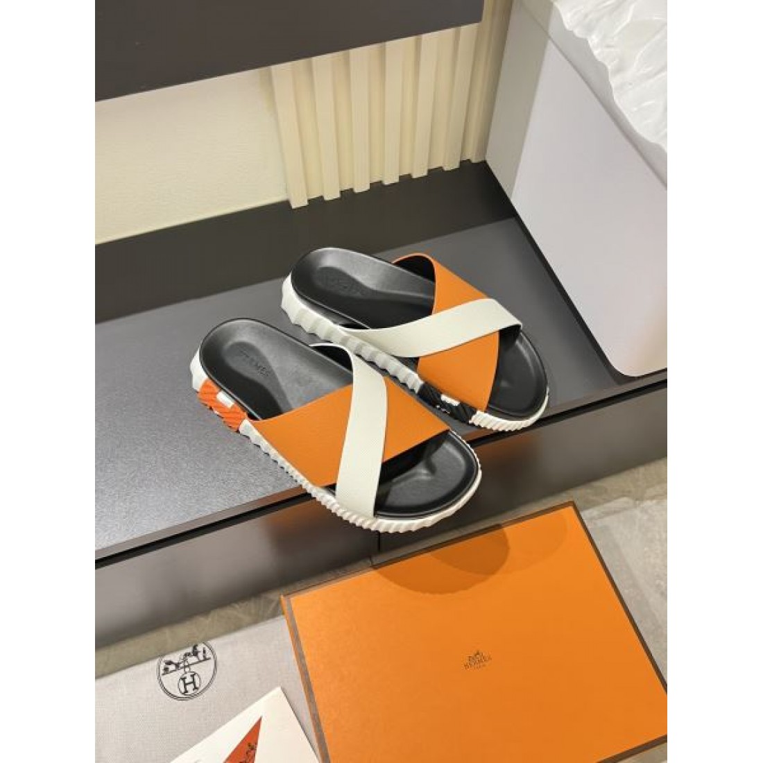 配色クロスバンド 立体ソール 軽快フォルム HERMÈS エルメス コピー サンダル 都会映え 2026新作
