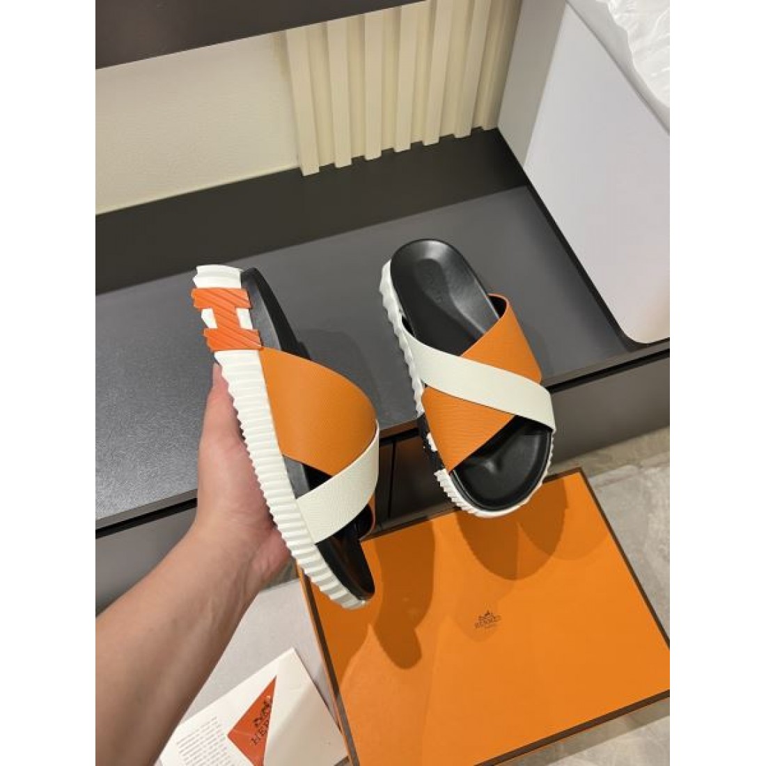 配色クロスバンド 立体ソール 軽快フォルム HERMÈS エルメス コピー サンダル 都会映え 2026新作