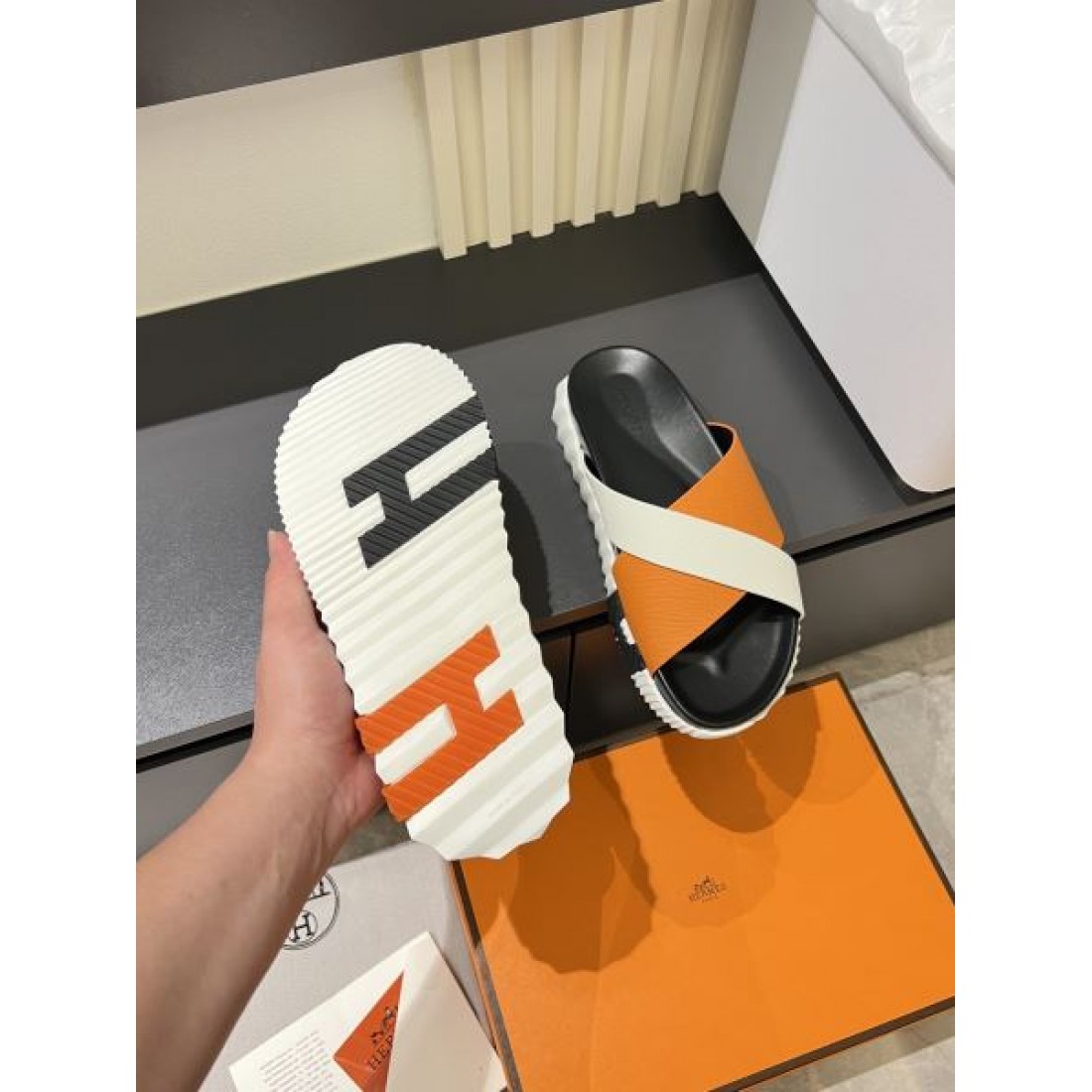 配色クロスバンド 立体ソール 軽快フォルム HERMÈS エルメス コピー サンダル 都会映え 2026新作