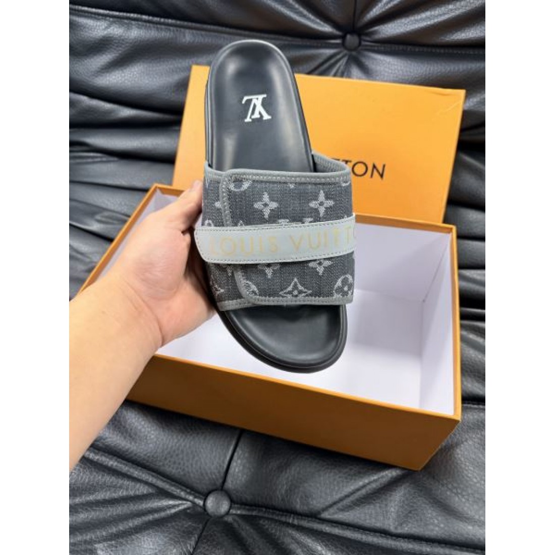 モノグラムジャカード ロゴバンド LOUIS VUITTON ルイヴィトン コピー スライドサンダル 上品カジュアル