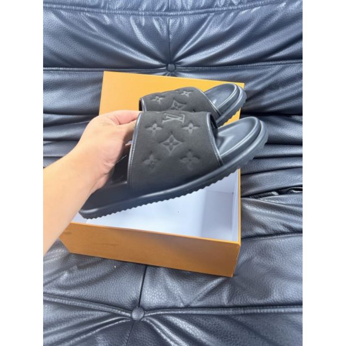 立体モノグラム ダークブラウン 幅広アッパー LOUIS VUITTON ルイヴィトン コピー スライドサンダル 人気加速