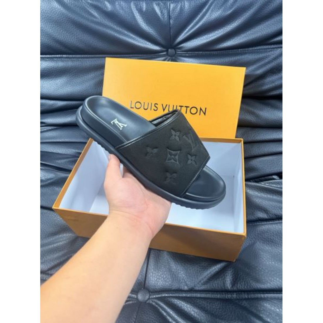 立体モノグラム ダークブラウン 幅広アッパー LOUIS VUITTON ルイヴィトン コピー スライドサンダル 人気加速