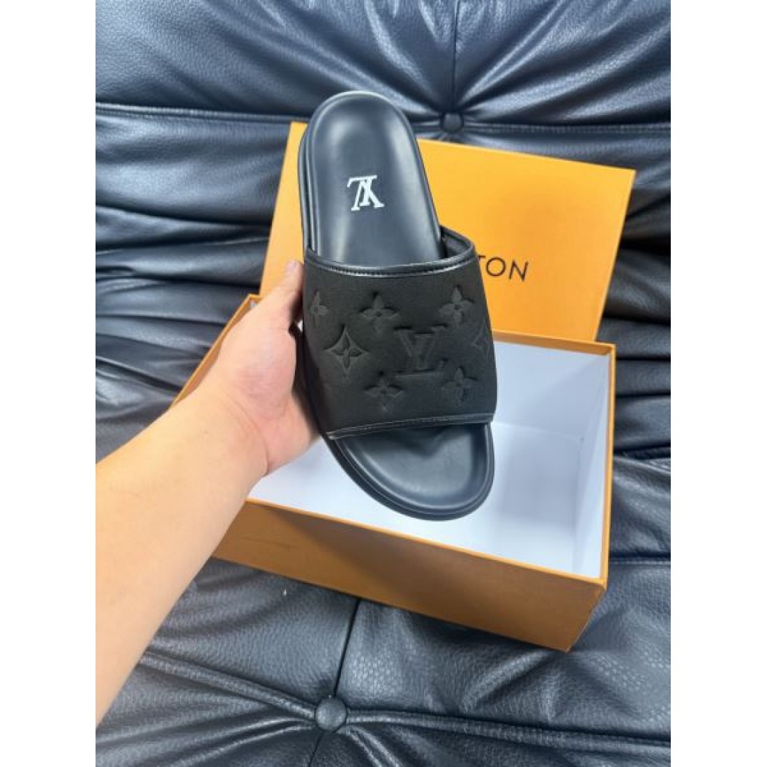 立体モノグラム ダークブラウン 幅広アッパー LOUIS VUITTON ルイヴィトン コピー スライドサンダル 人気加速