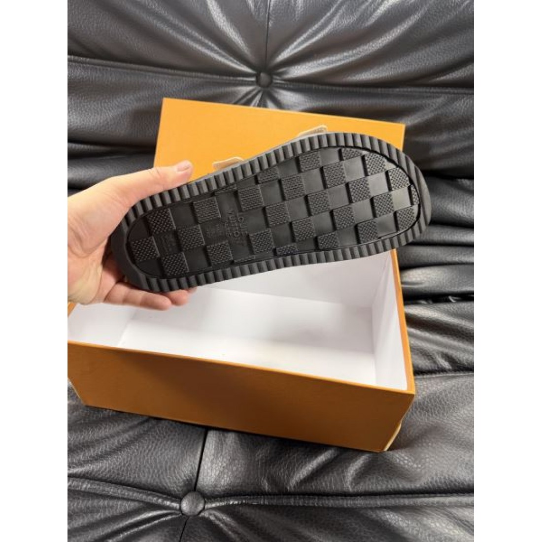 エンボスモノグラム サイズ調節ベルト 安定フラットソール LOUIS VUITTON ルイヴィトン コピー ダブルベルトサンダル コーデ主力