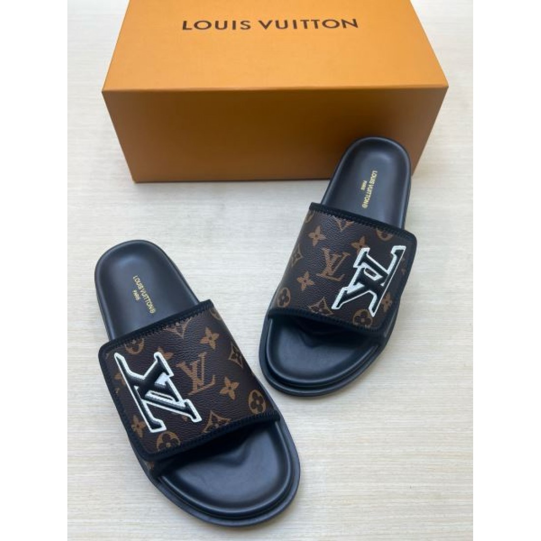 クラシック総柄 厚みソール 新作モデル LOUIS VUITTON ルイヴィトン コピー スライドサンダル 存在感アップ