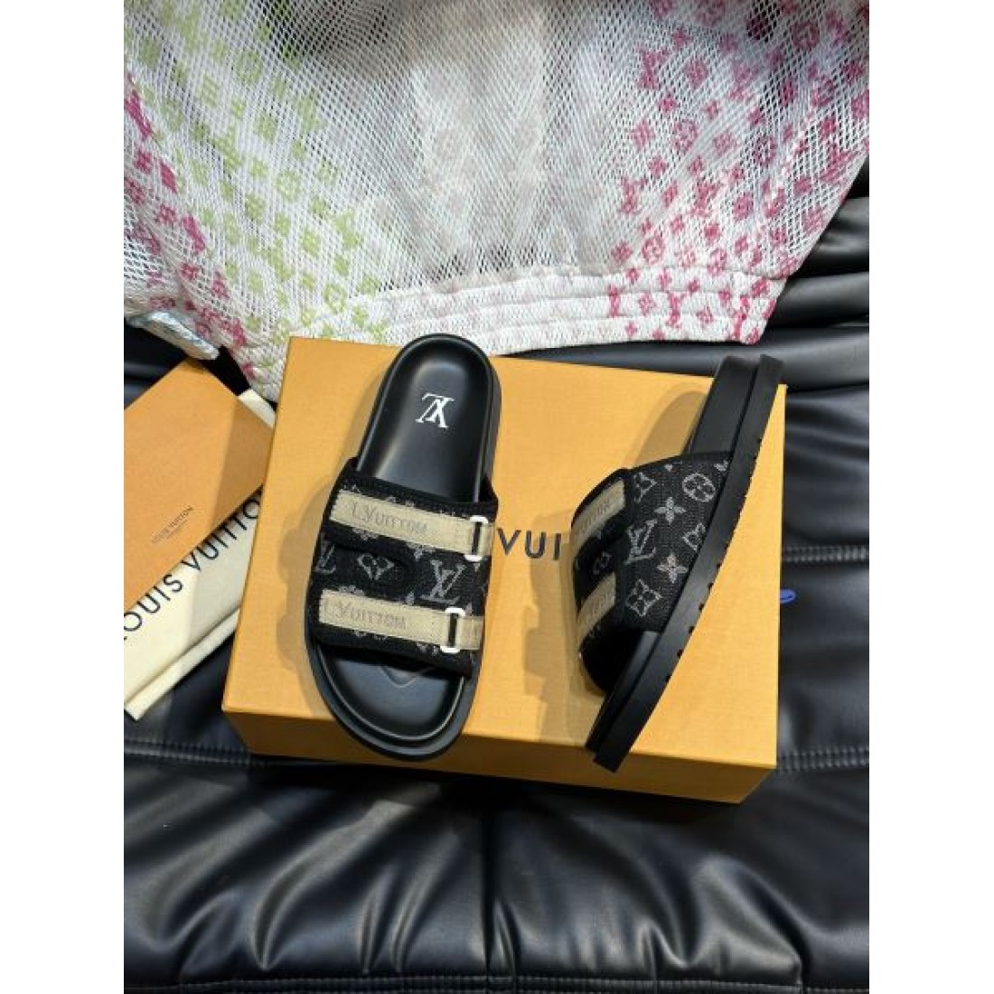 ツインベルト コントラスト配色 クッションフットベッド LOUIS VUITTON ルイヴィトン コピー シャワーサンダル 注目モデル