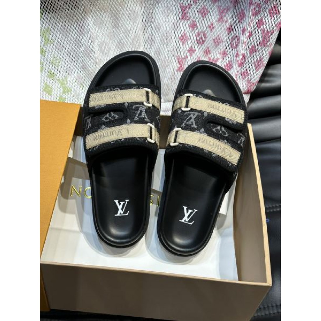 ツインベルト コントラスト配色 クッションフットベッド LOUIS VUITTON ルイヴィトン コピー シャワーサンダル 注目モデル