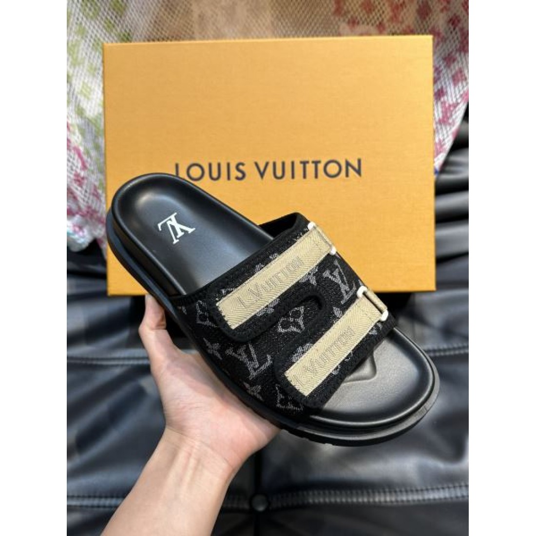 ツインベルト コントラスト配色 クッションフットベッド LOUIS VUITTON ルイヴィトン コピー シャワーサンダル 注目モデル