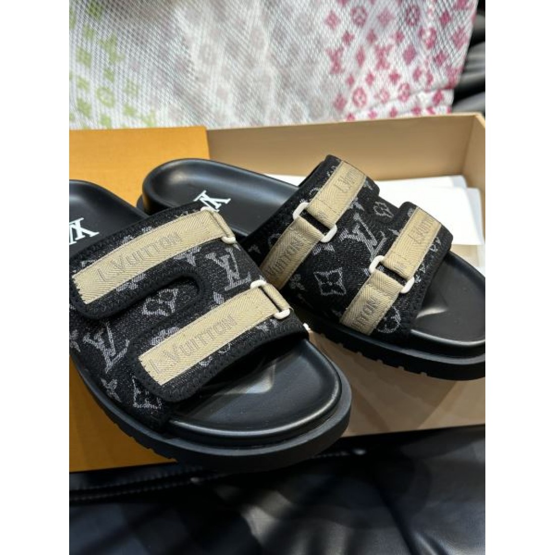 ツインベルト コントラスト配色 クッションフットベッド LOUIS VUITTON ルイヴィトン コピー シャワーサンダル 注目モデル