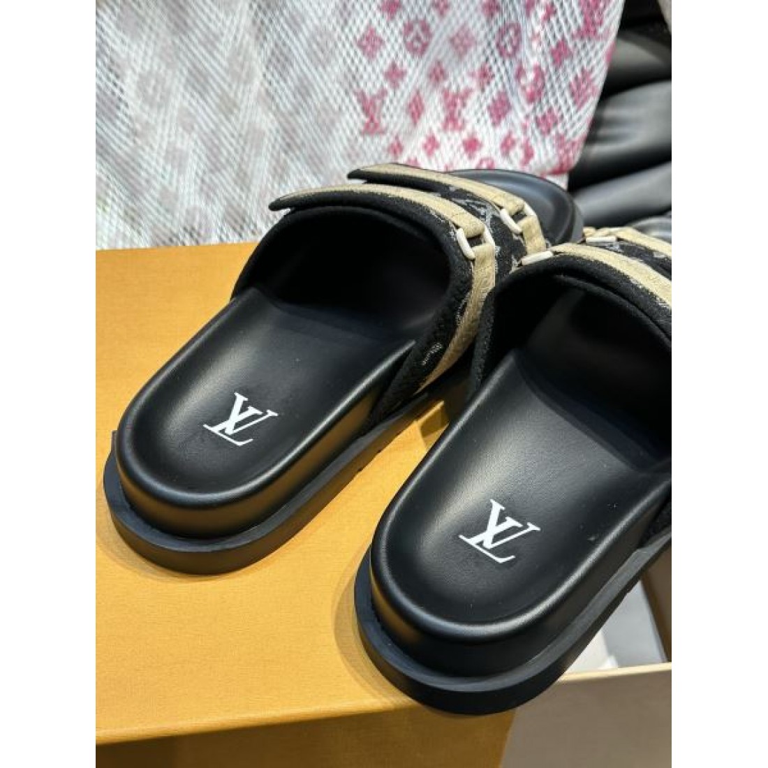 ツインベルト コントラスト配色 クッションフットベッド LOUIS VUITTON ルイヴィトン コピー シャワーサンダル 注目モデル