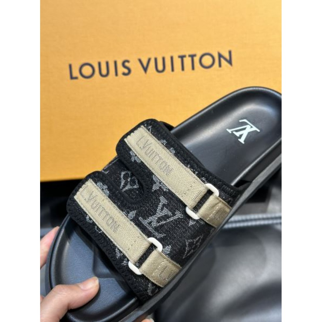 ツインベルト コントラスト配色 クッションフットベッド LOUIS VUITTON ルイヴィトン コピー シャワーサンダル 注目モデル
