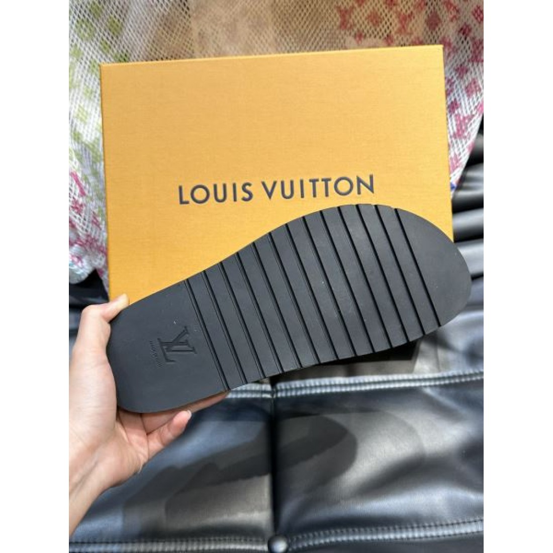 ツインベルト コントラスト配色 クッションフットベッド LOUIS VUITTON ルイヴィトン コピー シャワーサンダル 注目モデル