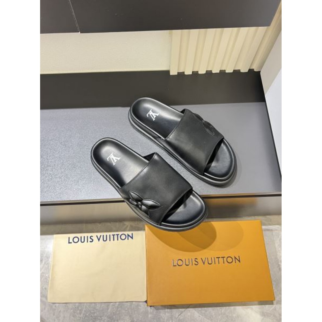 サイドモノグラムカット ワイドアッパー LOUIS VUITTON ルイヴィトン コピー スライドサンダル 新作注目