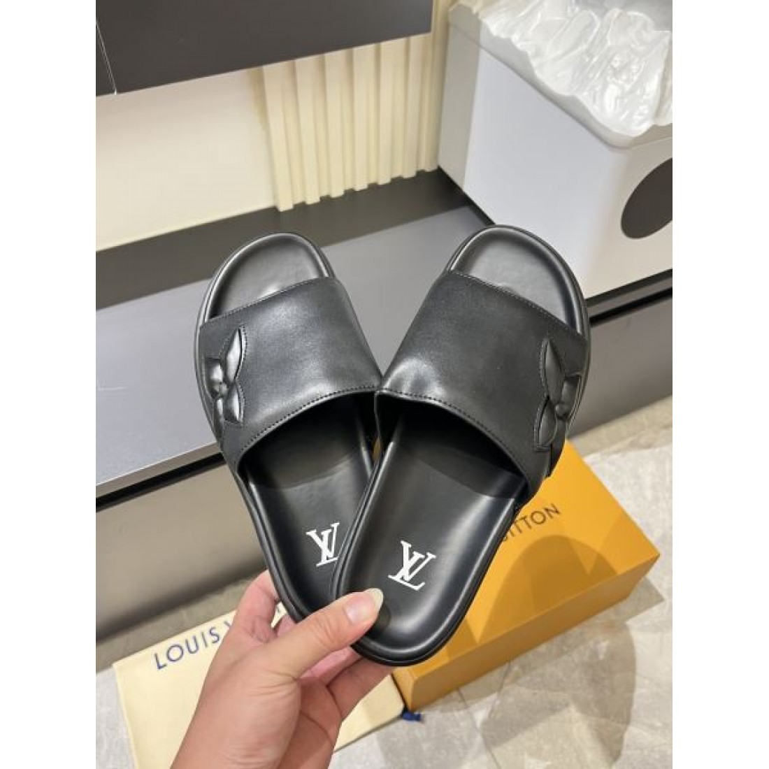 サイドモノグラムカット ワイドアッパー LOUIS VUITTON ルイヴィトン コピー スライドサンダル 新作注目