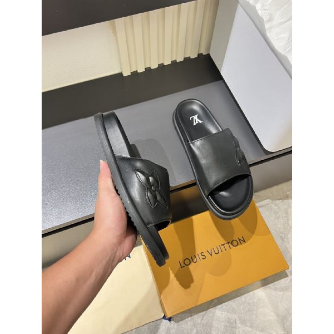 サイドモノグラムカット ワイドアッパー LOUIS VUITTON ルイヴィトン コピー スライドサンダル 新作注目