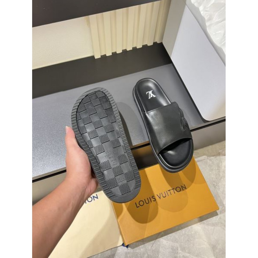 サイドモノグラムカット ワイドアッパー LOUIS VUITTON ルイヴィトン コピー スライドサンダル 新作注目