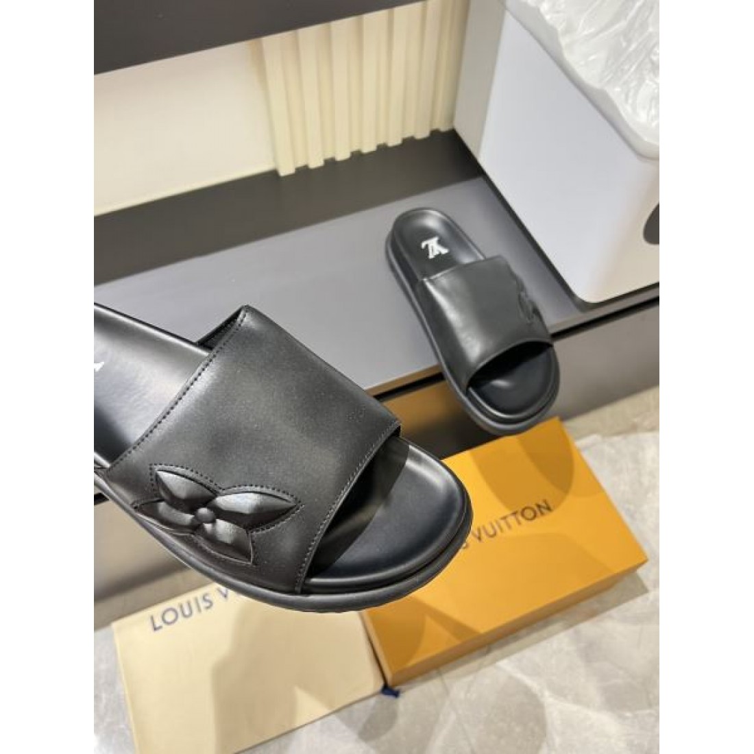 サイドモノグラムカット ワイドアッパー LOUIS VUITTON ルイヴィトン コピー スライドサンダル 新作注目