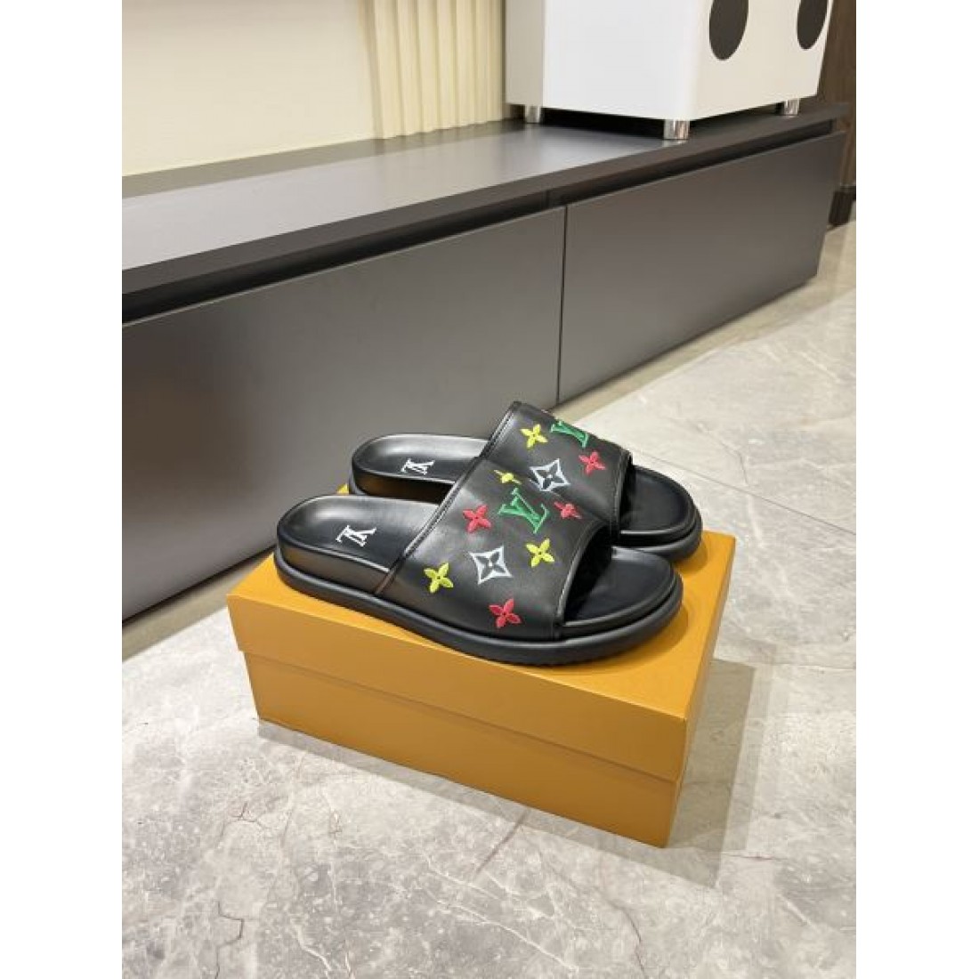 カラフルモノグラム ワイドベルト ボリュームソール LOUIS VUITTON ルイヴィトン コピー スライドサンダル 注目モデル