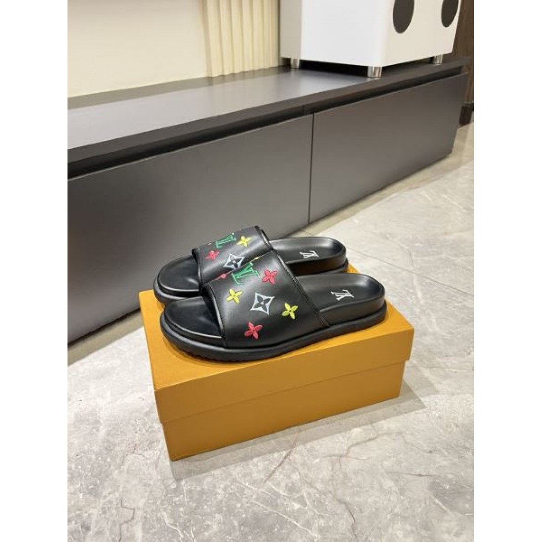 カラフルモノグラム ワイドベルト ボリュームソール LOUIS VUITTON ルイヴィトン コピー スライドサンダル 注目モデル