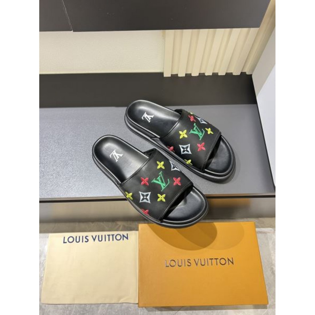 カラフルモノグラム ワイドベルト ボリュームソール LOUIS VUITTON ルイヴィトン コピー スライドサンダル 注目モデル