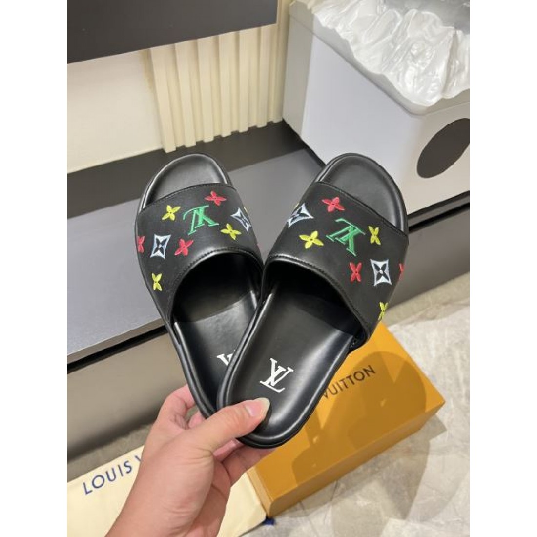 カラフルモノグラム ワイドベルト ボリュームソール LOUIS VUITTON ルイヴィトン コピー スライドサンダル 注目モデル