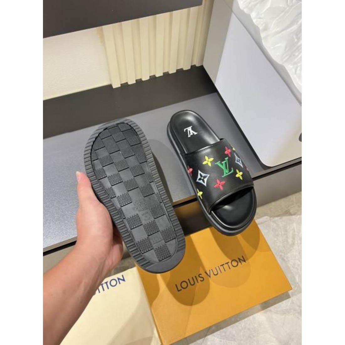 カラフルモノグラム ワイドベルト ボリュームソール LOUIS VUITTON ルイヴィトン コピー スライドサンダル 注目モデル