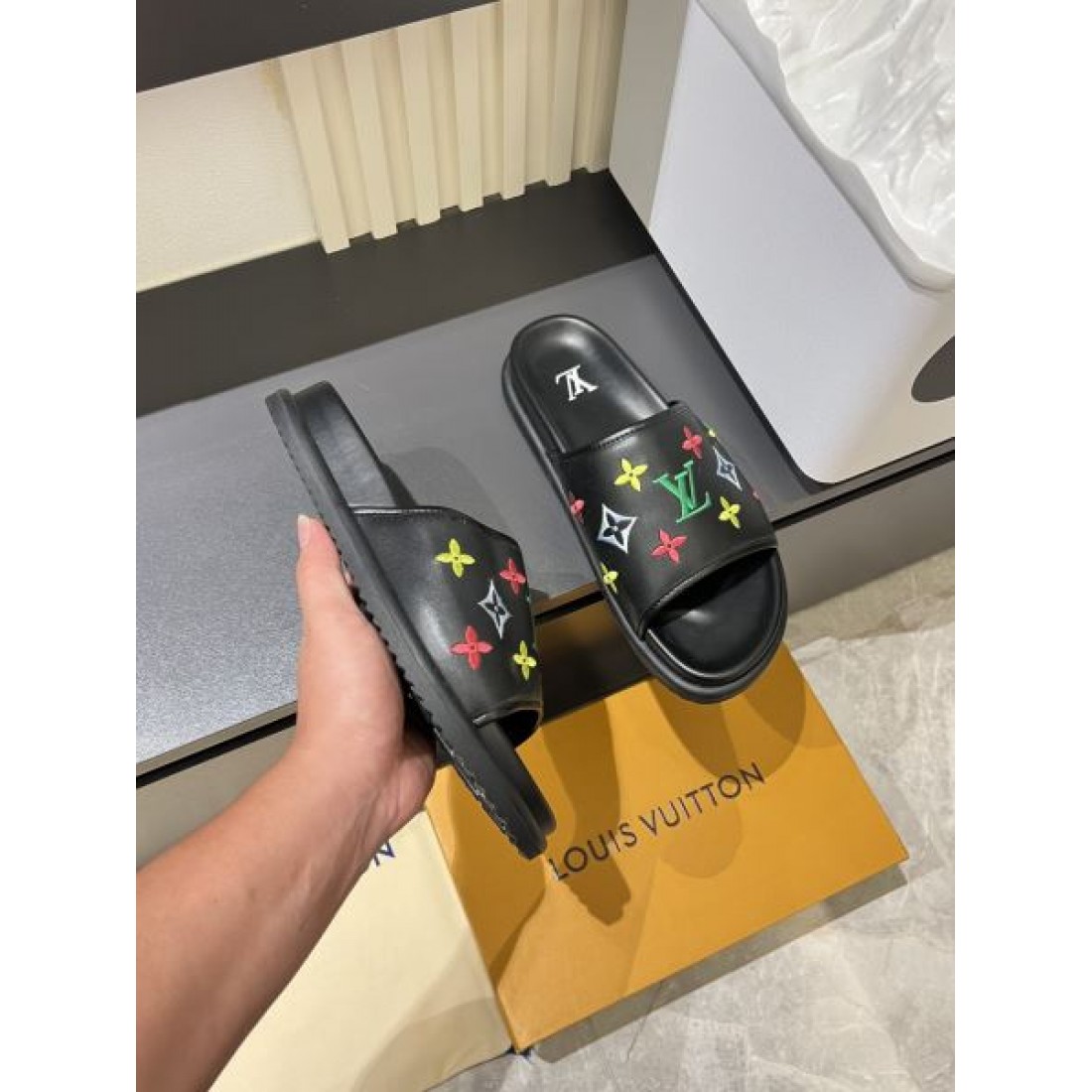 カラフルモノグラム ワイドベルト ボリュームソール LOUIS VUITTON ルイヴィトン コピー スライドサンダル 注目モデル