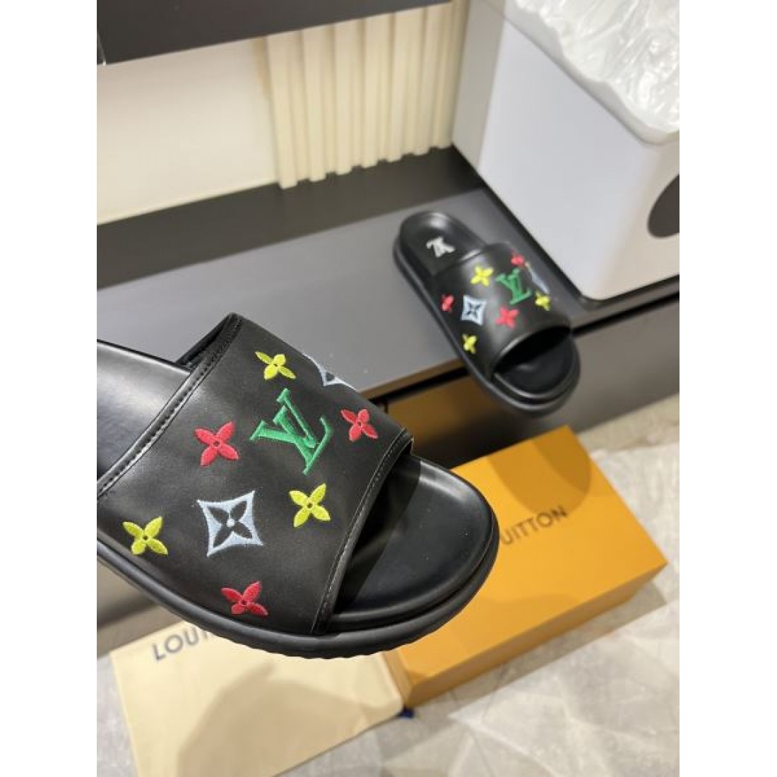 カラフルモノグラム ワイドベルト ボリュームソール LOUIS VUITTON ルイヴィトン コピー スライドサンダル 注目モデル