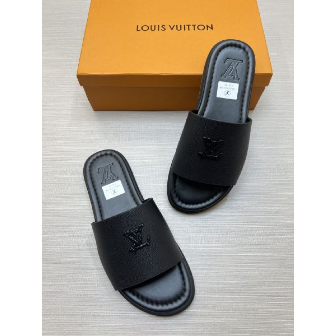 立体ワンポイント ワイドアッパー 軽快フラット LOUIS VUITTON ルイヴィトン コピー サンダル 人気上昇