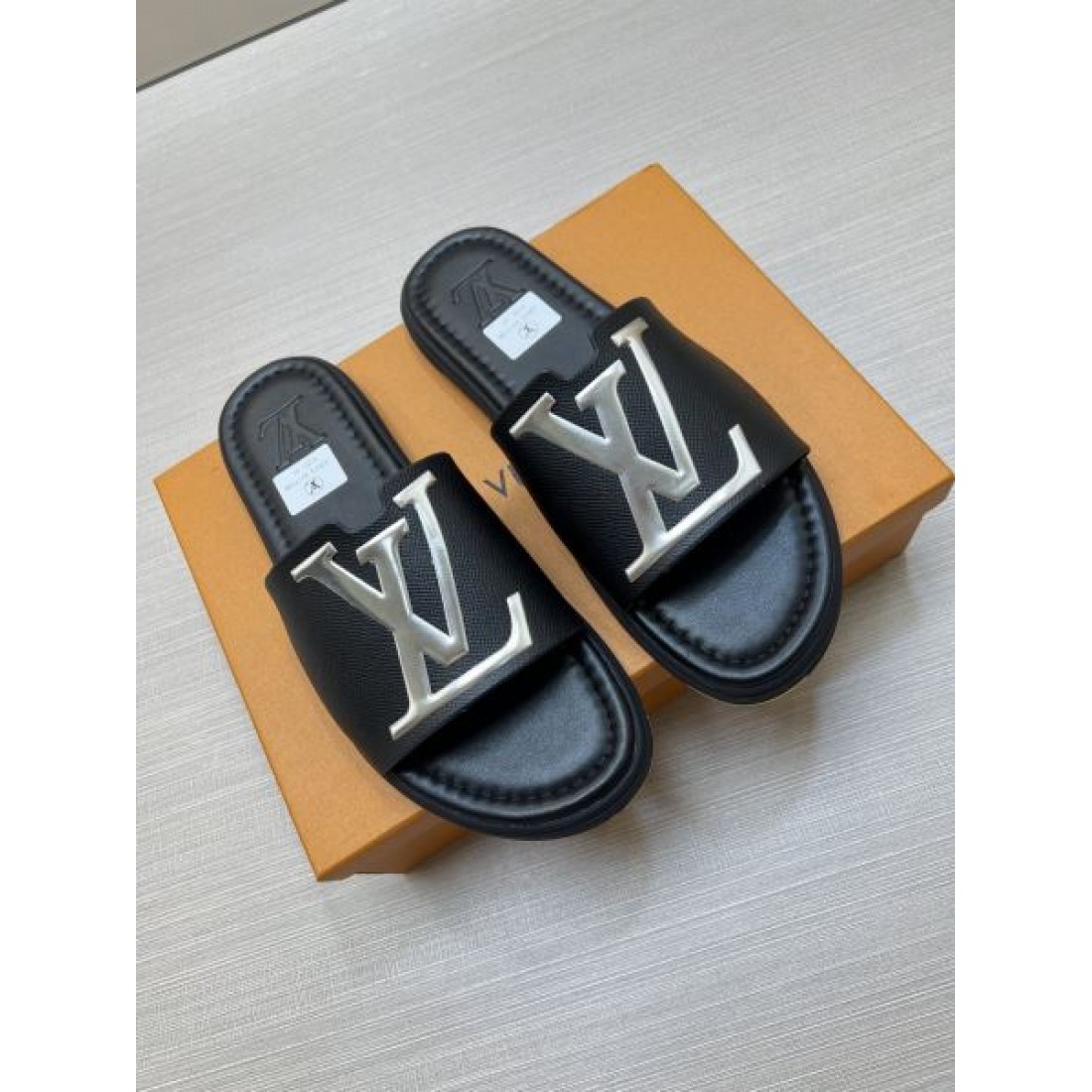 オーバーサイズLVアクセント ミニマルデザイン ステッチ縁取り LOUIS VUITTON ルイヴィトン コピー サンダル 海外注目