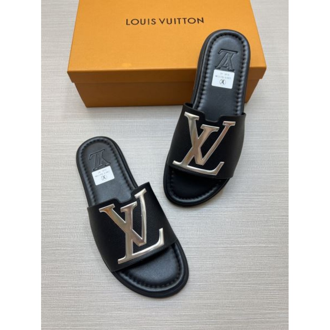 オーバーサイズLVアクセント ミニマルデザイン ステッチ縁取り LOUIS VUITTON ルイヴィトン コピー サンダル 海外注目