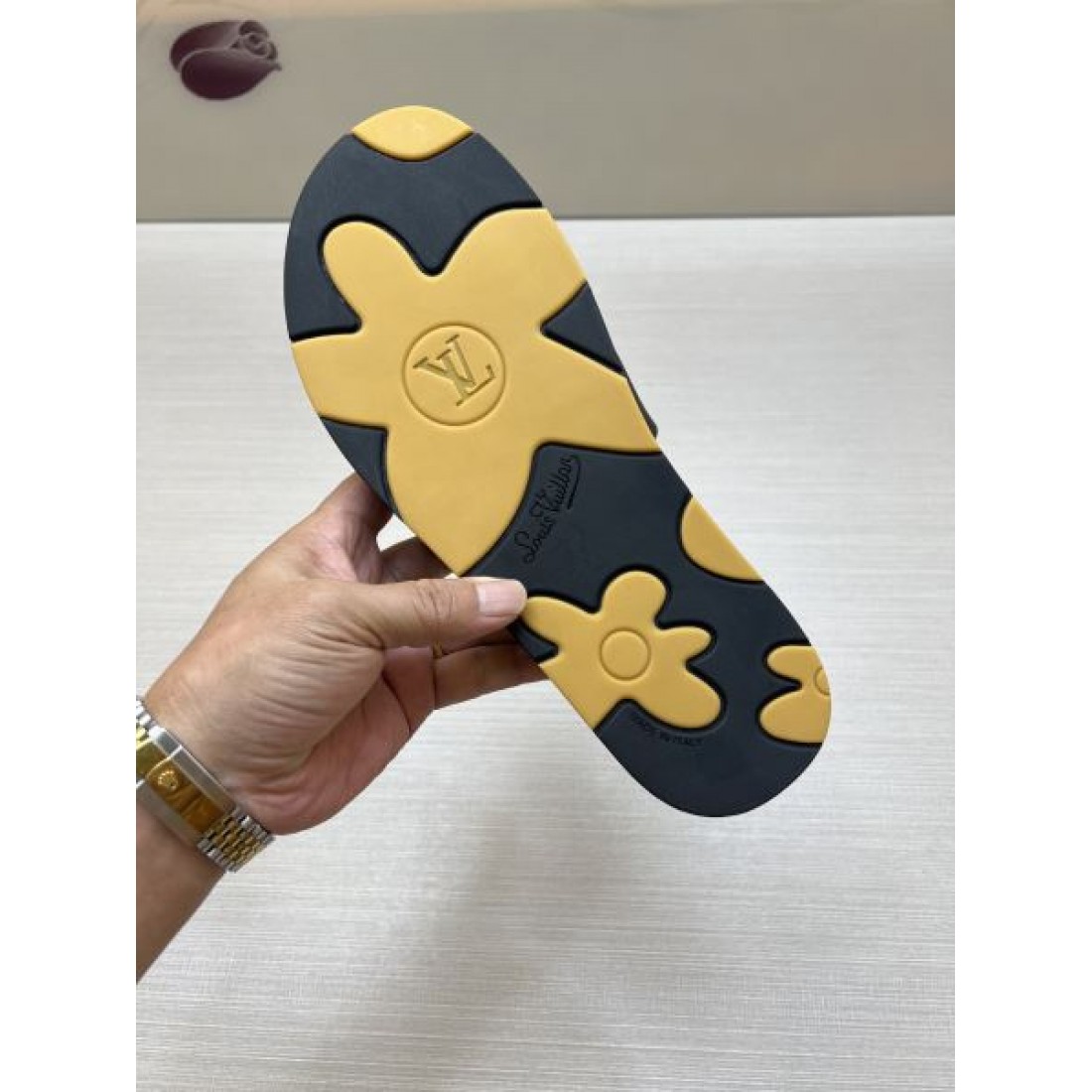 オーバーサイズLVアクセント ミニマルデザイン ステッチ縁取り LOUIS VUITTON ルイヴィトン コピー サンダル 海外注目